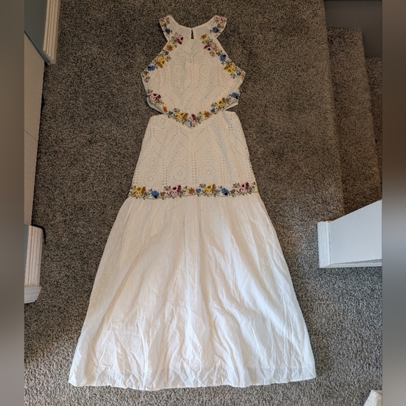 Hope & Ivy Embroidered Floral Dress - Picture 4 of 10